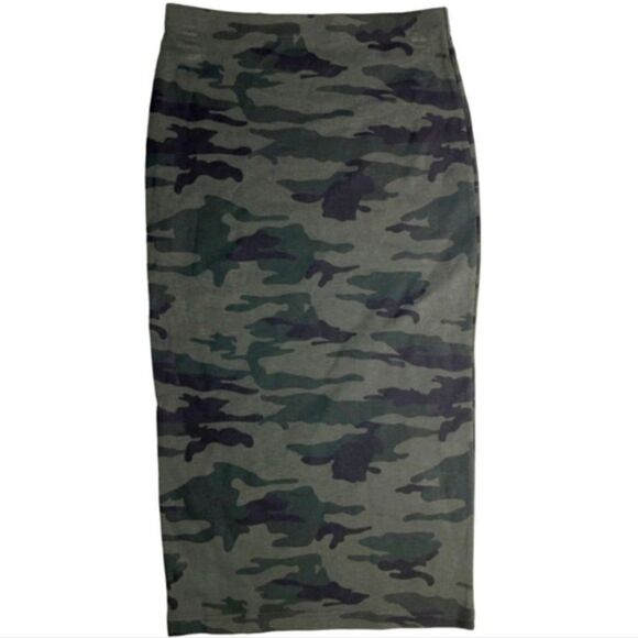 Sanctuary Camo Pencil Skirt This skirt is FABULOUS THE FIT IS 🔥 - Picture 7 of 10